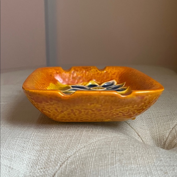 Vintage Mid Century-Modern Floral Ceramic Ashtray in Orange and Blue - Picture 3 of 7